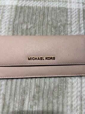 MICHAEL KORS Pale Pink Saffiano Leather Wallet with Gold Logo